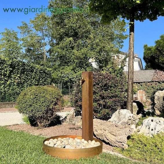 Giardineggiando - Colonna rubinetto in acciaio CORTEN per giardino mis. cm. 10x10  h90