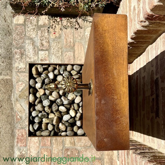 Giardineggiando - Colonna rubinetto in acciaio CORTEN per giardino mis. cm.  10x10 h90